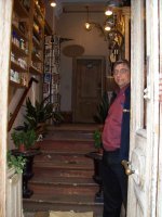 M. Jonckheere à l'entrée de son "château".