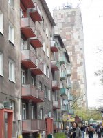 Un quartier d'appartements empilés. 