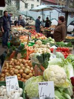 Cornichons salés au marché