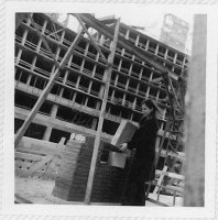 ±1974. Les habitants ont tenu à poser la "presque" première pierre du nouvel édifice de l'immeuble Trône-Paris-de Meeûs-Caroly. Photo de Marjolaine