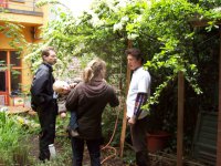 Les deux maîtres composteurs une de leur visiteuse. N.M. 
