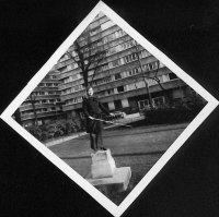 ±1974. Socle destiné à la stèle et au buste de de Meeûs, encore vide en 2008. Une jeune étudiante aveugle le remplace. Photo de Marjolaine.