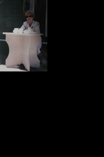 Non, il ne s'agit pas de Catherine de chez Arthurs, mais d'une vendeuse de gâteaux, à Voronezh en Russie. Photo Nathalie Melis