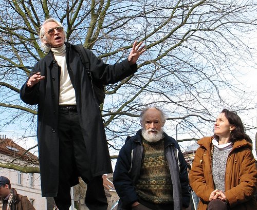 Henri Bernard lors de la plantation de l'arbre des habitants en mars 2006 (photo : Marc Faucon)