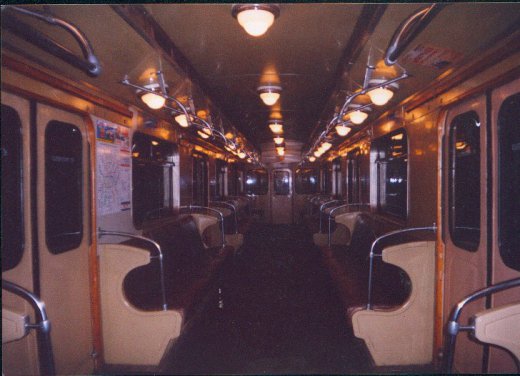 Minuit dans un wagon de métro moscovite. NM. Septembre 2005.