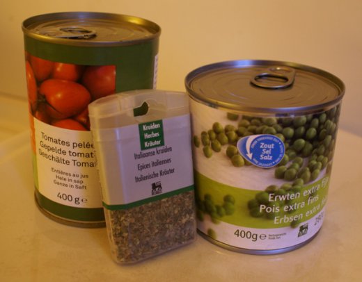 Photo Nicolas Bernard. Boîtes de conserve recommandées par Nabil